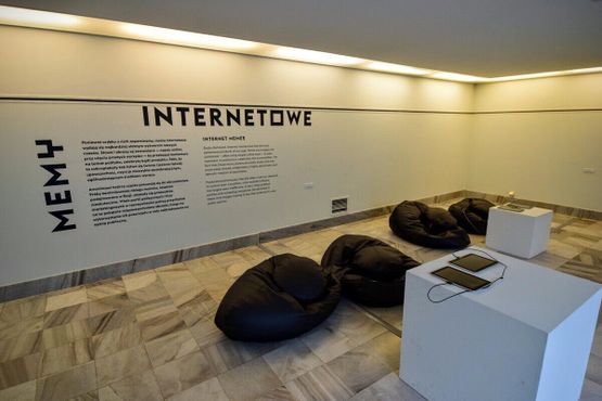 Часть музея приглашает посетителей просмотреть разнообразные книги по дизайну и поискать в интернете мемы, "веб-постеры"