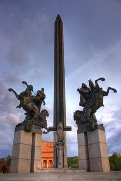 Статуи изображают первых четырёх правителей из рода Асеней