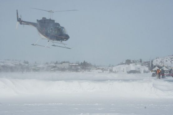 Полеты на вертолете над Большим Невольничьим озером пользовались большим успехом. 25 марта 2012 года