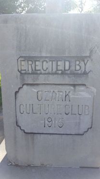 Надпись: «Установил Культурный клуб "Озарк"»