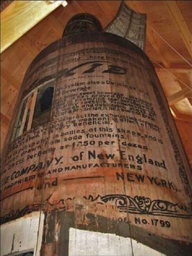 Огромная бутылка сделана из дерева - с изображением старого логотипа Мокси