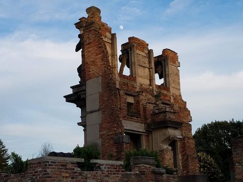 Руины в парке Холлидей