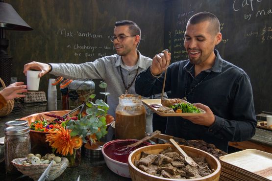 Луис Тревино (слева) и Винсент Медина (справа) готовят традиционные блюда в кафе Ohlone