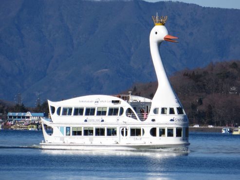 Паром в форме лебедя на озере Яманака