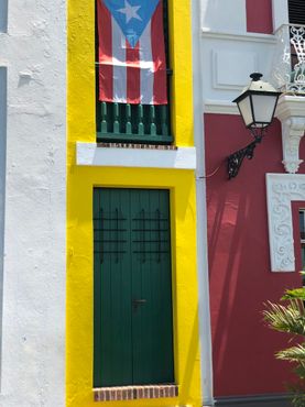 Флаг Пуэрто-Рико над «узким домом»