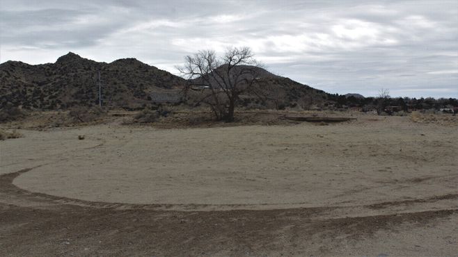 Неопрятный клочок земли на месте бывшей парковки городка Маленький бобр