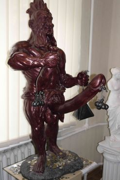 Статуя греческого Бога плодородия Приапа на входе в музей