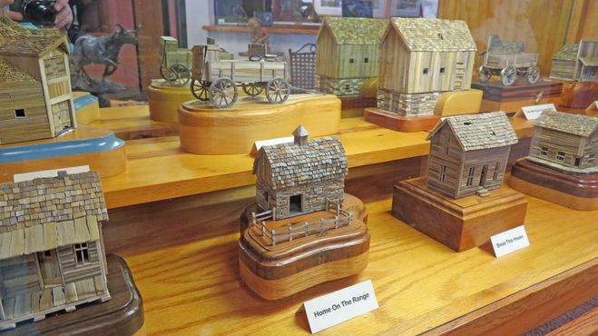 Фигурки из окаменелого дерева