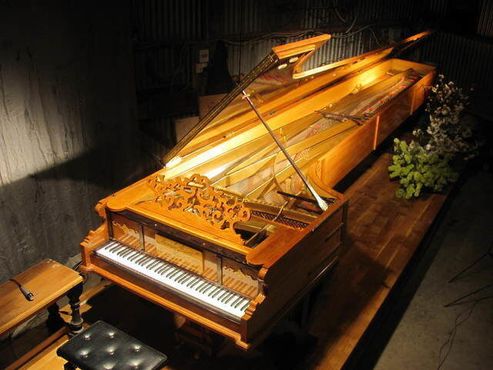 Рояль «Александр», один из крупнейших фортепиано в мире