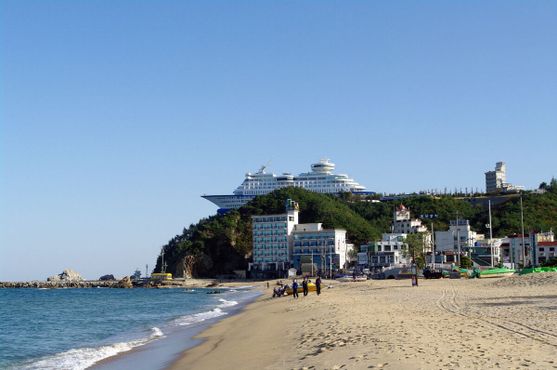 Вид с пляжа на курорт и яхту «Сан Круиз»