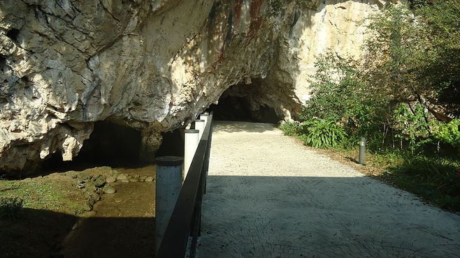 Вход в пещеру Тито Бустильо