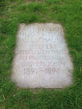 Мемориальная доска Пауля Бейлича у подножия холма