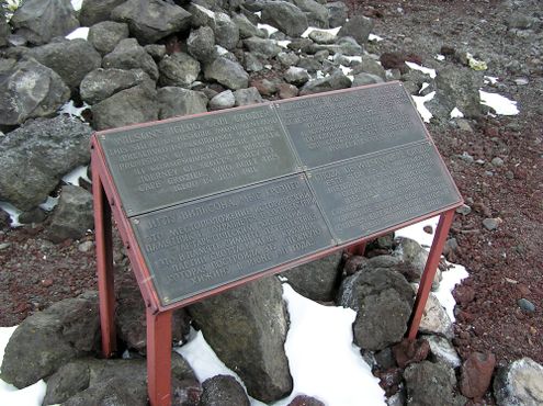 Информационная табличка у каменного иглу Уилсона