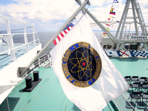 Флаг Комиссии по атомной энергии США на борту «Саванны»
