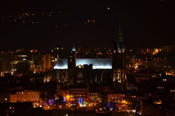 Клермон-Ферранский кафедральный собор Рождественской ночью в окружении огней города