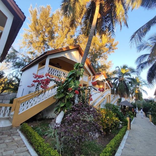 Отели 3*, Отели 4*, Бутик-отели, Бунгало, Коттеджи, Шале