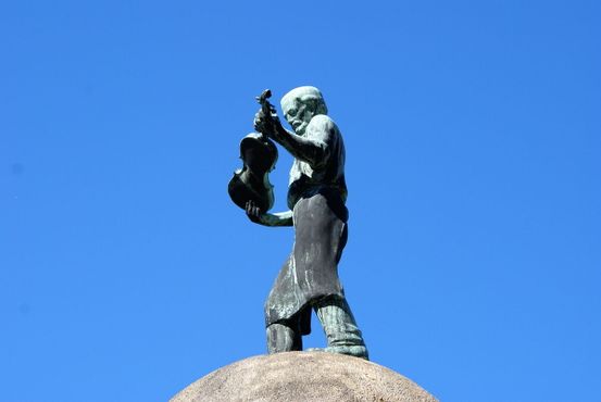 "Geigenbauer-Denkmal" (Памятник скрипичному мастеру), Луби, Чехия