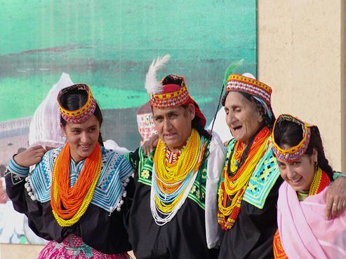 Танцующие женщины из общины калашей