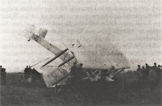 Газетное фото приземления в болото