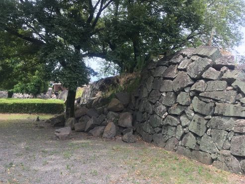 Рухнувшая каменная стена (август 2017 года)