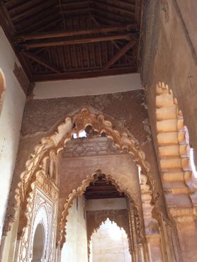 Михраб и интерьер мечети