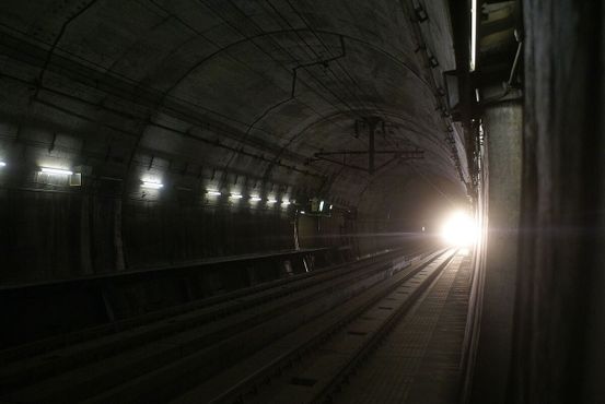 Прибытие поезда на станцию Таппи-Кайтэй внутри туннеля Сэйкан
