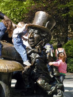 Статуя Безумного Шляпника считается карикатурой на Джорджа Делакорта