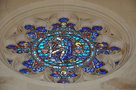 Витраж с изображением молящегося Вашингтона