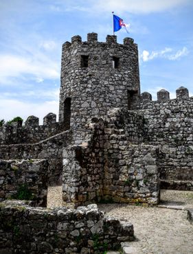 Исторический флаг Португалии, развевающийся над крепостью