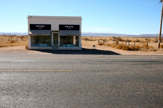 Инсталляция Prada Marfa