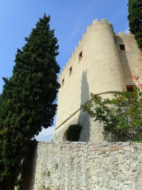 Вид на главную крепость со стороны входа в замок