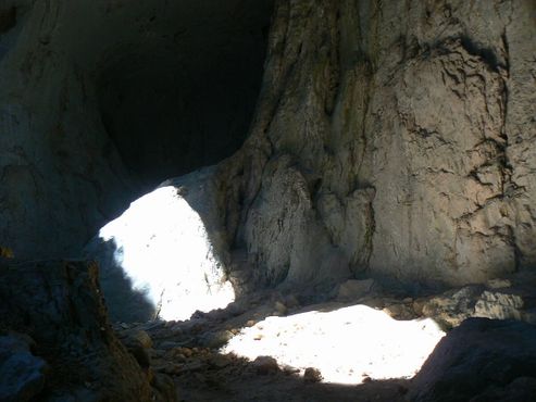 Солнечные лучи на полу пещеры
