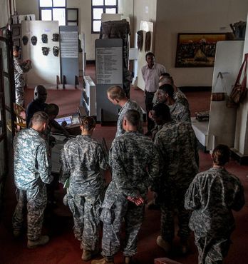 Солдаты США в Национальном музее Либерии