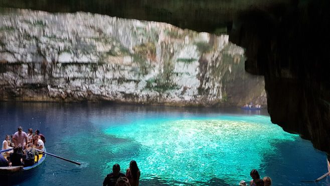 Прогулка на лодке в пещере Мелиссани