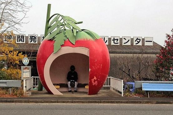 Автобусная остановка в виде помидора