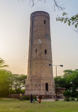 Башня в комплексе Хиран Минар