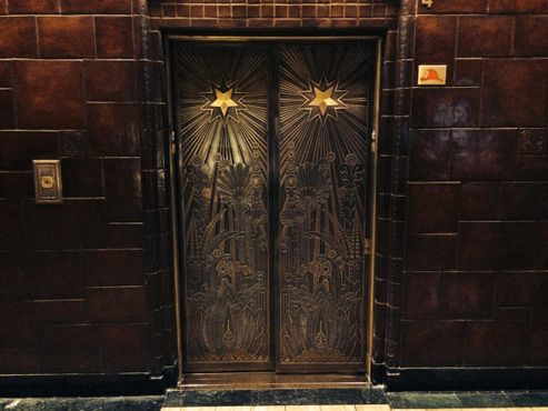 Причудливо украшенные двери лифта