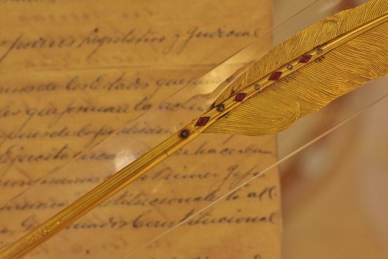 Золотая ручка, которой была подписана конституция