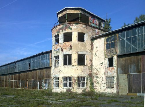 Руины здания аэродрома с башней (2012 год)