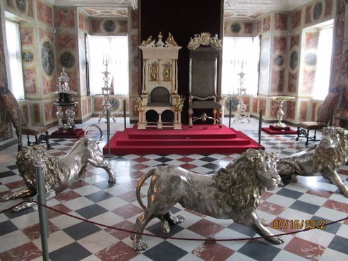 Замок Росенборг, Королевский трон Дании в окружении львов