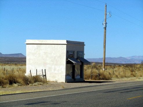Инсталляция Prada Marfa посреди пустыни