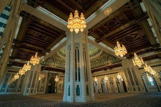 Небольшие люстры такой же формы висят по всей мечети