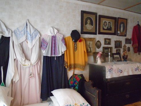 Старые фотографии и традиционные костюмы в музее
