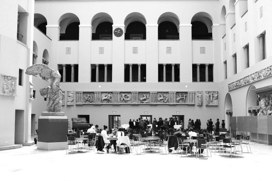 Кушетка стоит в дальнем левом углу