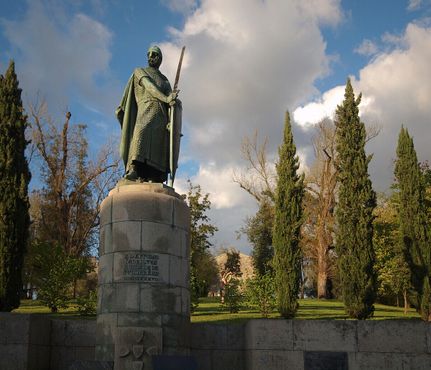 Памятник королю Португалии Афонсу I за пределами замка
