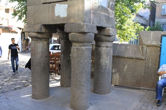 Четыре «счастливых» колонны в основании минарета и люди для представления об их размере
