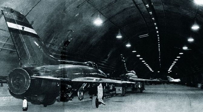 МиГ-21Ф-13С припаркован внутри туннеля