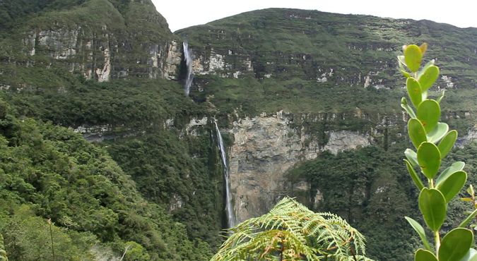 Вид на оба уровня водопада издалека