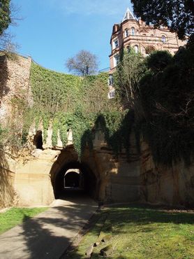Викторианский дом над туннелем