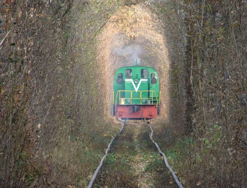 Поезд, проходящий через тоннель